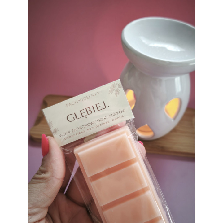GŁĘBIEJ. – wosk zapachowy | ciemne piżmo • nuty drzewne • wanilia